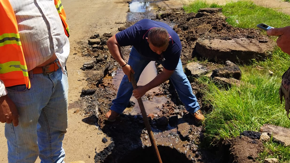 Trabajos de desazolve y reparación de red de agua potable y alcantarillado en la localidad del Fresno