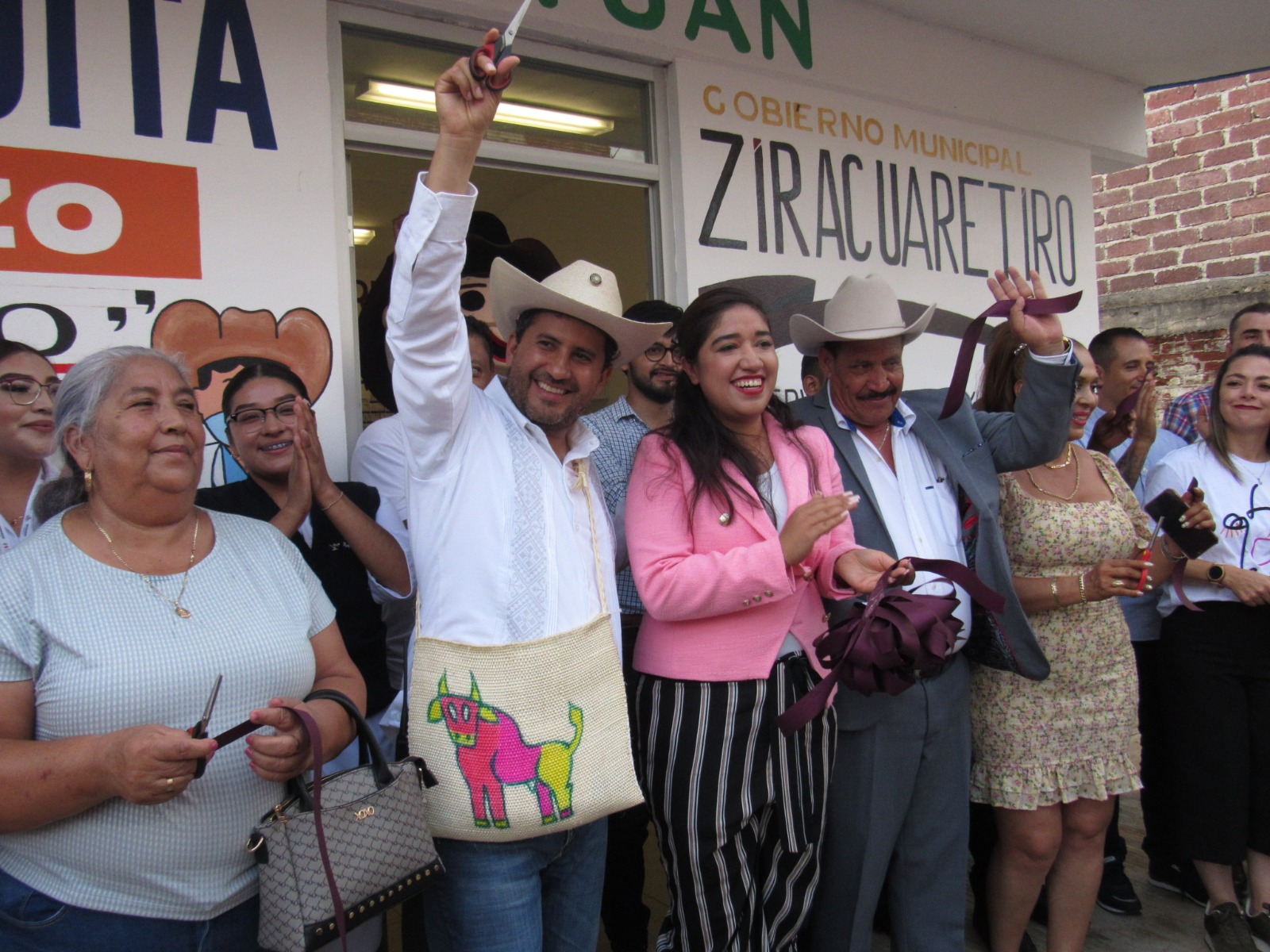 Inaugurado la Farmacia del Diputado Federal Carlos Manzo en Patuán