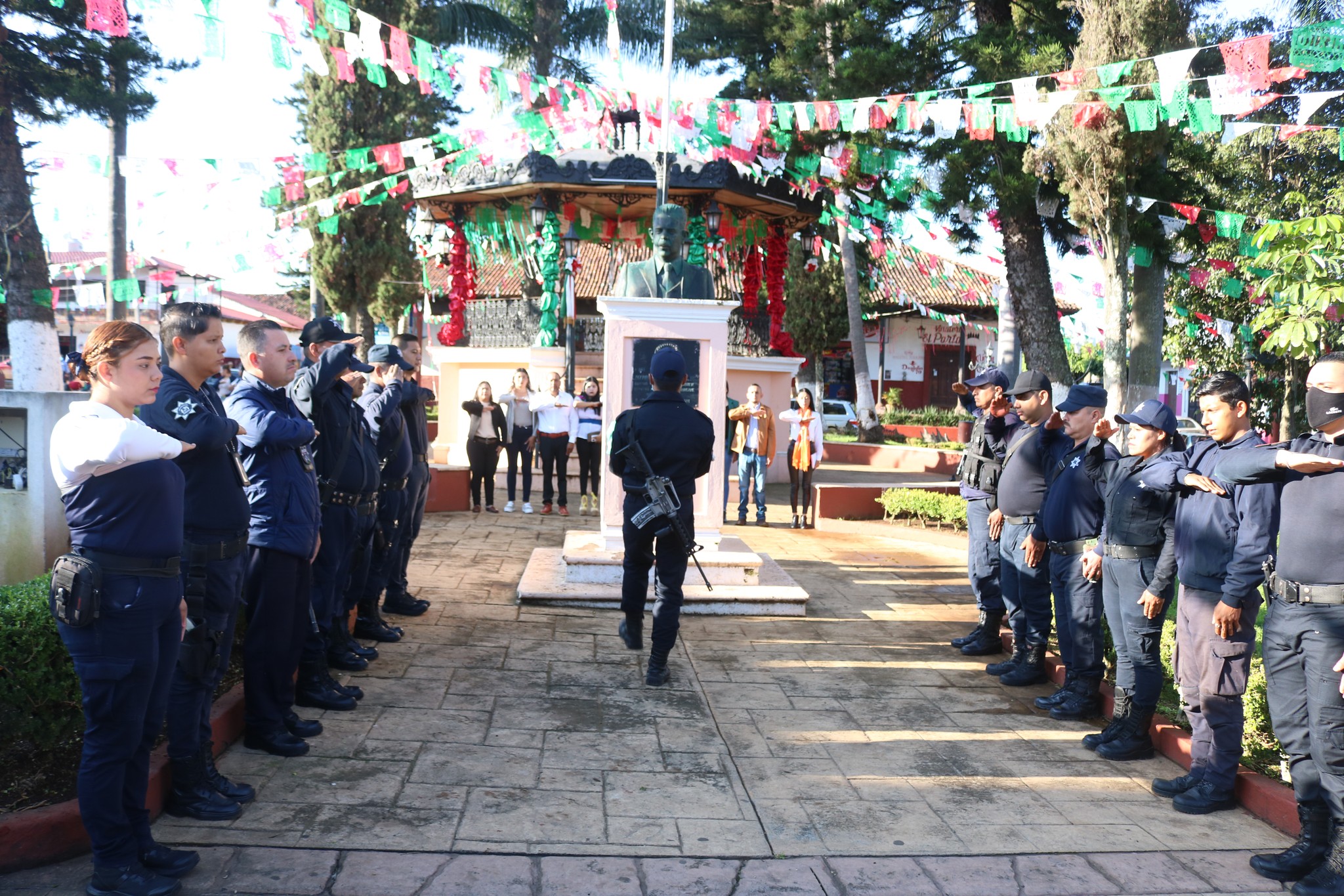 Ceremonia cívica y el izamiento de bander en conmemoración al CCLVII Aniversario del Natalicio de José Maria Morelos y Pavón
