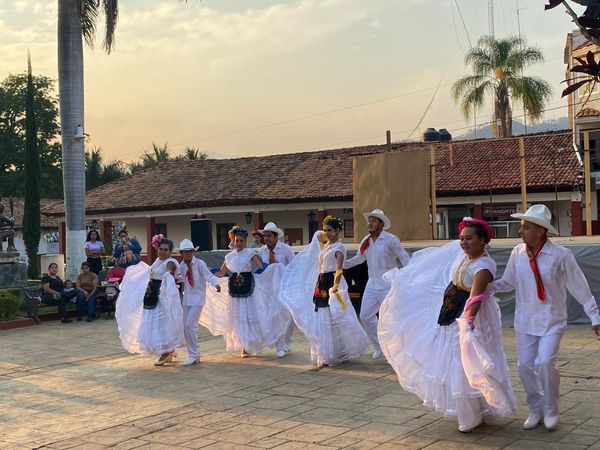 Celebración del 10 de mayo a las mamás de Danza que forman parte de la Casa de Cultura
